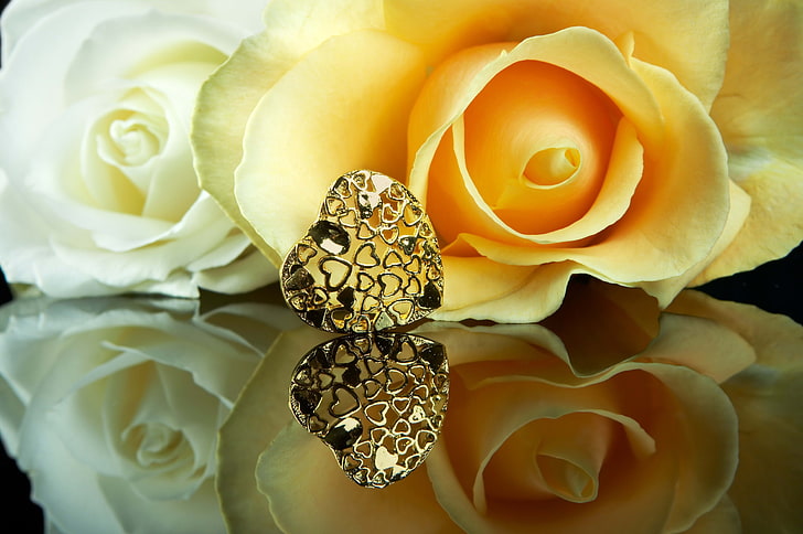 ornamen jantung emas dan krem ​​dan bunga mawar putih, jantung, mawar, refleksi, Wallpaper HD