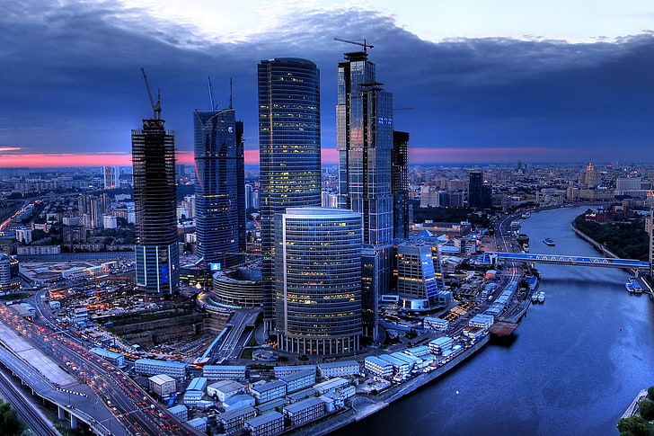 architecture, bâtiment, gratte-ciel, paysage urbain, Moscou, Russie, rivière, pont, nuages, soir, coucher de soleil, grues (machine), lumières, Fond d'écran HD