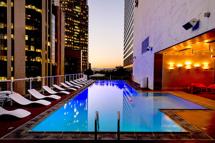 white outdoor chaise lounge lot, pool, skyscraper, hotel, luxury, los angeles, california, HD wallpaper