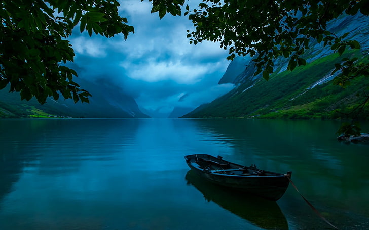 bateau gris, nature, paysage, lac, arbres, nuages, montagnes, bateau, eau, herbe, bleu, Norvège, Fond d'écran HD