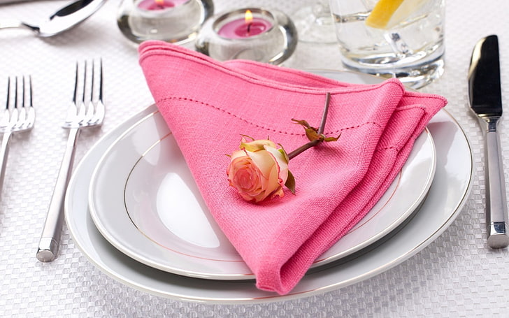 rosa Taschentuch und gelbe Rose, Tisch, Geschirr, Teller, Servietten, Blume, Rose, Kerze, Messer, Gabel, HD-Hintergrundbild