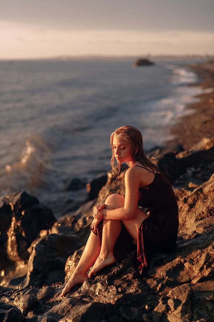 Pavel Vozmischev, women, blonde, wet hair, dress, barefoot, holding knees, shore, beach, golden hour, HD wallpaper