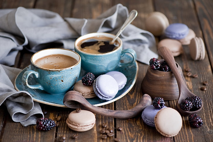 lila und braune Makronen, Beeren, Kaffee, Kekse, Cup, Dessert, Blackberry, Löffel, Macaron, HD-Hintergrundbild