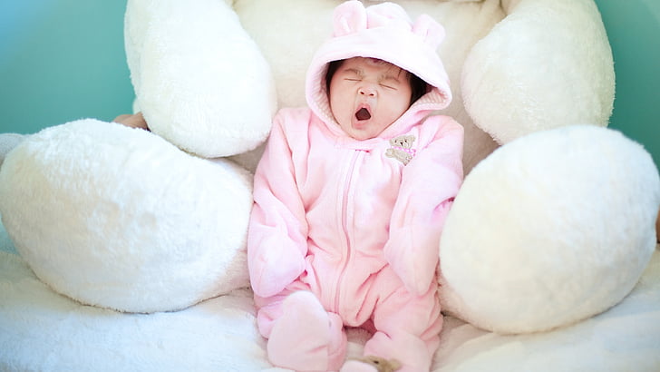 bebê vestindo pijama com zíper rosa, bebê fofo, bebê asiático, bocejando, HD, HD papel de parede