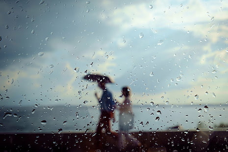 露の滴のガラスの後ろを歩く男女、雨、濡れ、しずく、水、人、 HDデスクトップの壁紙 HD wallpaper