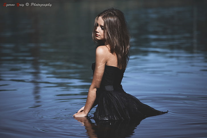 Ksenia Kokoreva, wanita, model, danau, rambut pirang, rambut panjang, gaun, make up, bahu telanjang, gaun hitam, brunette, memalingkan muka, Wallpaper HD
