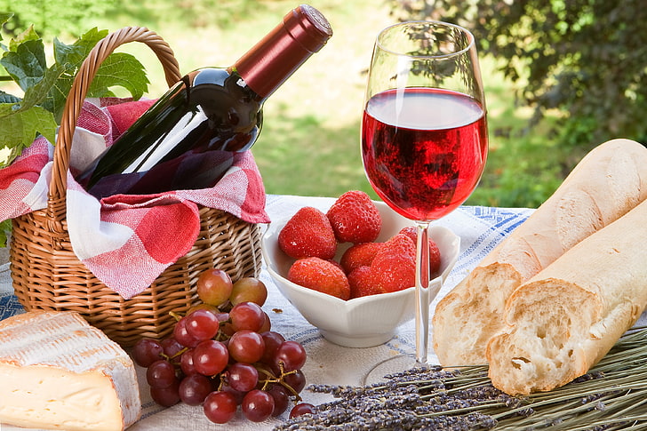 gelas anggur yang jelas dan buah anggur, berry, anggur, merah, keranjang, gelas, botol, keju, stroberi, roti, anggur, lavender, tongkat, Wallpaper HD