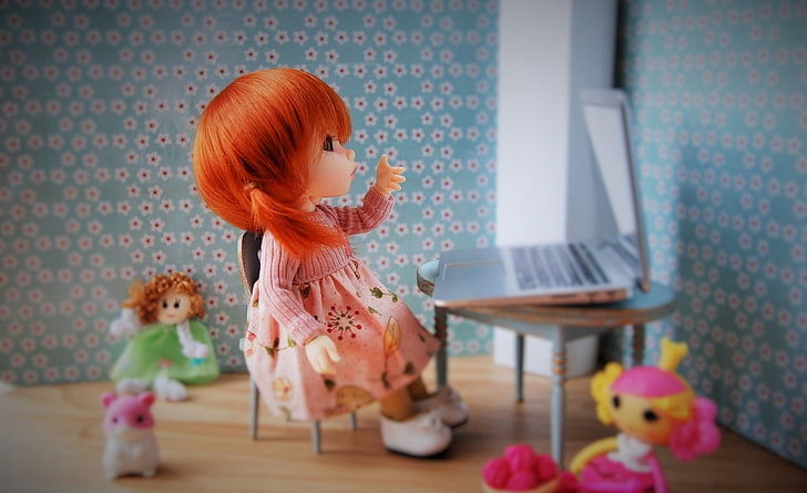 Cute Doll, lalka dziewczynka w różowej sukience z długimi rękawami, Cute, Doll, zabawki, Redhead, Tapety HD