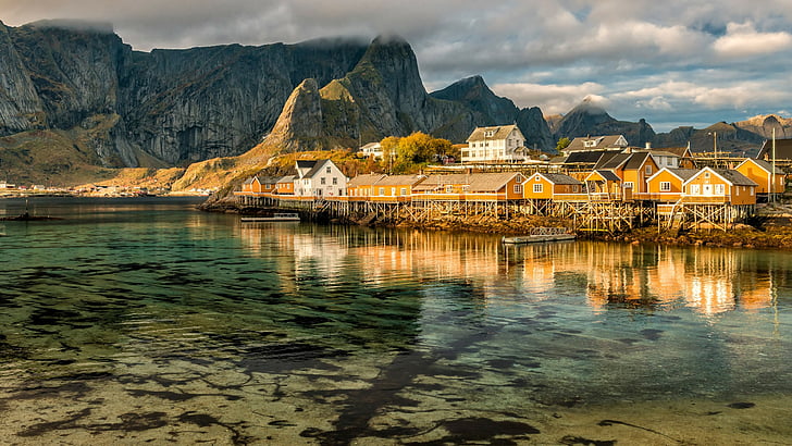 風景、ロフォーテン諸島、ノルウェー、サクリソヤ島、サクリソヤ、村、フィヨルド、曇り、海、反射、漁村、観光、海岸、観光名所、水、山、空、 HDデスクトップの壁紙