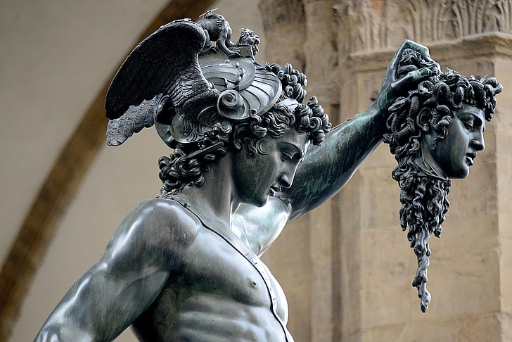 Hombre sujetando la estatua de la cabeza, Italia, estatua, cara, arquitectura, serpiente, Medusa, Fondo de pantalla HD