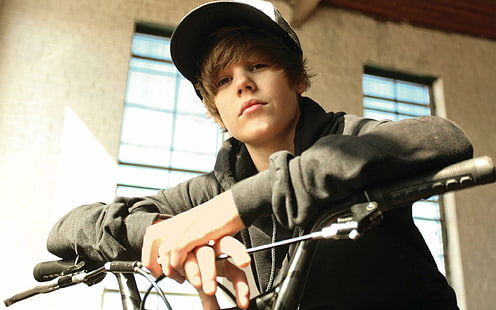 Justin Bieber, berühmter Sänger, gut aussehend, weiße Haut, Berühmtheit, junger Mann, Fahrrad fahren, Justin Bieber, berühmter Sänger, gut aussehend, weiße Haut, Berühmtheit, junger Mann, Fahrrad fahren, HD-Hintergrundbild HD wallpaper