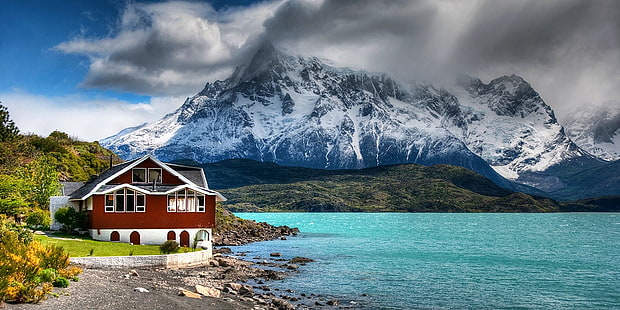 brązowo-biały dom w pobliżu tapety błękitnego morza i gór, natura, krajobraz, góry, dom, jezioro, chmury, Chile, zaśnieżony szczyt, trawa, turkus, woda, krzewy, Tapety HD HD wallpaper