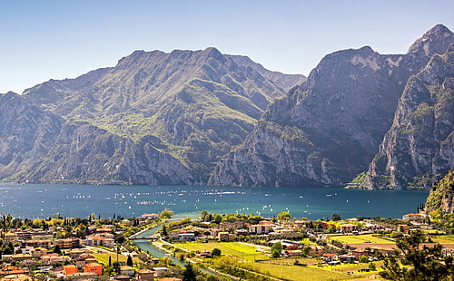 горы, озеро, дома, Италия, город, озеро Гарда, Торболе, HD обои HD wallpaper