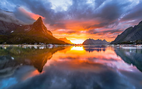 reflexion der berge auf dem wasser, landschaft, natur, mitternacht, sonne, himmel, norwegen, sommer, fjord, dorf, berge, insel, wolken, meer, reflexion, sonnenuntergang, wasser, HD-Hintergrundbild HD wallpaper