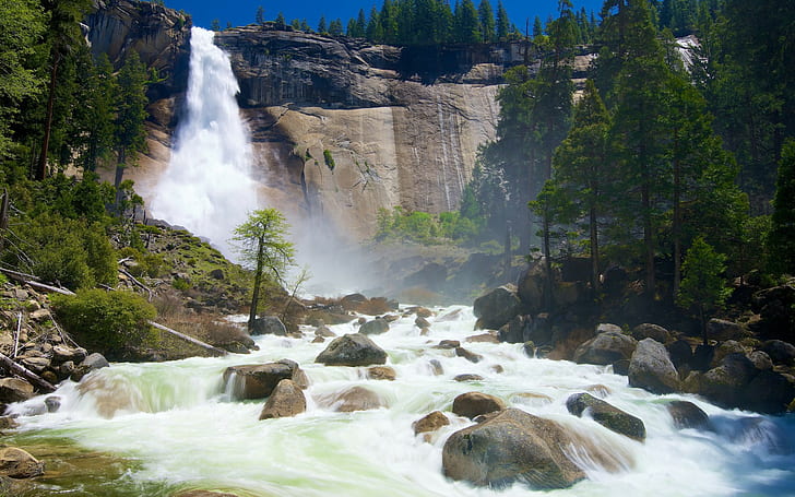 Klippvattenfallström, gröna lövträd nära vita vattenfall foto, himmel, berg, stenar, stenar, träd, klippa, vattenfall, flod, ström, HD tapet