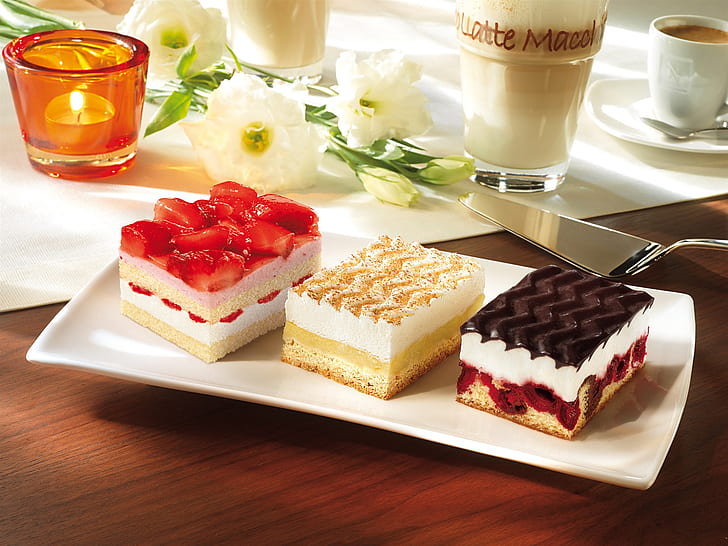 Drei verschiedene Kuchen, Erdbeeren, Sahne, Schokolade, Dessert, Drei verschiedene Kuchen, Erdbeeren, Sahne, Schokolade, Dessert, HD-Hintergrundbild