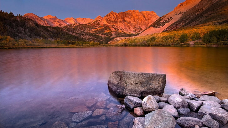 серые и коричневые скалы, природа, озеро, горы, камни, HD обои