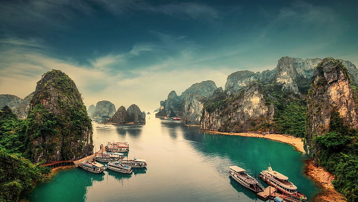 Виетнам, небе, вода, залив Халонг, облак, планински пейзаж, залив, планина, пейзаж, езеро, дърво, туризъм, море, Азия, кораби, HD тапет