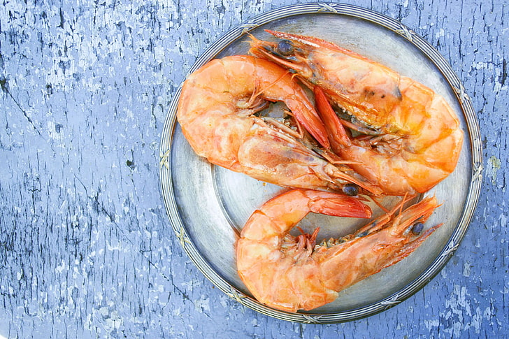 cooked, delicious, dish, fish, food, gourmet, meal, plate, prawn, red, scampi, seafood, shrimps, tasty, tiger shrimps, wooden background, HD wallpaper
