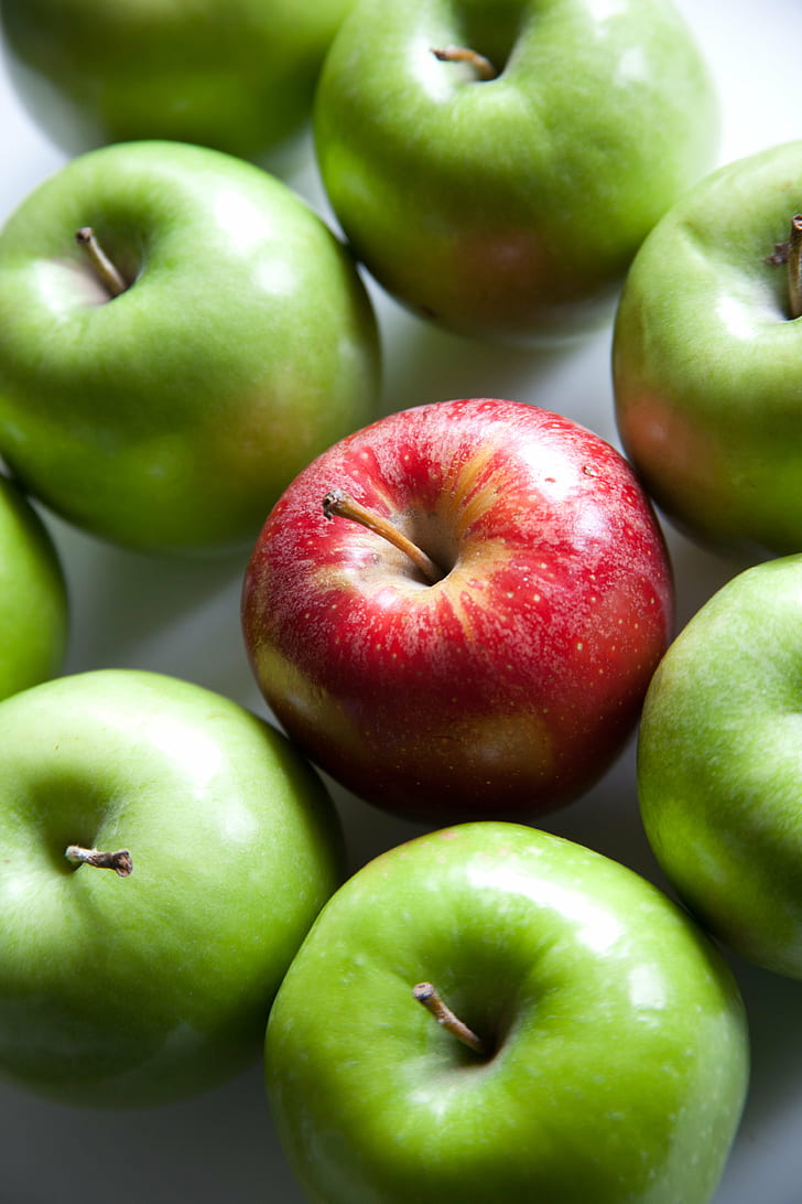 maçãs vermelhas e verdes, maçãs, destacam-se, vermelho, maçã, maçã - frutas, frutas, alimentos, frescura, alimentação saudável, orgânicos, verde cor, dieta, HD papel de parede, papel de parede de celular