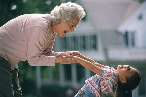 szara damska koszulka z okrągłym dekoltem, babcia, wnuczka, ramiona, radość, Tapety HD HD wallpaper
