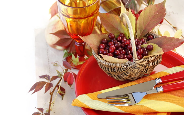 red handled knife and red handled fork, rowan, berries, basket, cloth, plates, cutlery, knife, fork, glasses, leaves, HD wallpaper
