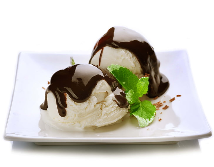 vanilla ice cream, ce cream, chocolates, balloons, leaves, plate, white background, HD wallpaper