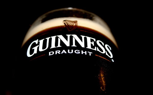 Piwo Guinessa, butelka beczkowa Guinessa, szklanka, napój, irlandzkie piwo, Tapety HD HD wallpaper