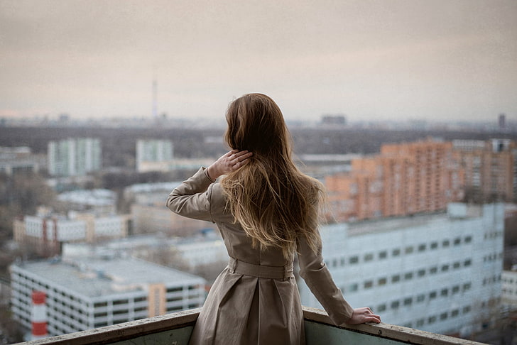 manteau brun des femmes, fille, la ville, ciel couvert, vue, Moscou, balcon, atmosphère, Radmila Sadykova, Fond d'écran HD