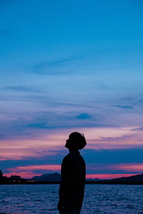 Silhouette der Person, Junge, Silhouette, Sonnenuntergang, Himmel, Meer, HD-Hintergrundbild HD wallpaper