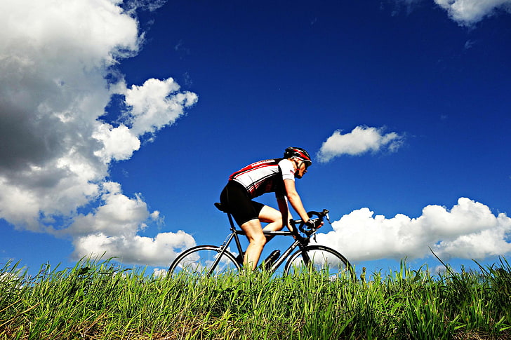 bisiklet, bisikletçi, bisiklet, bisikletçinin, bisikleti, bulutlar, bisiklet yarışçısı, bisiklete binme, bisikletçi, egzersiz, uygunluk, çimen, eğlence, doğa, açık havada, kişi, rekreasyon, gökyüzü, spor, yaz, eğitim, tekerlek, HD masaüstü duvar kağıdı