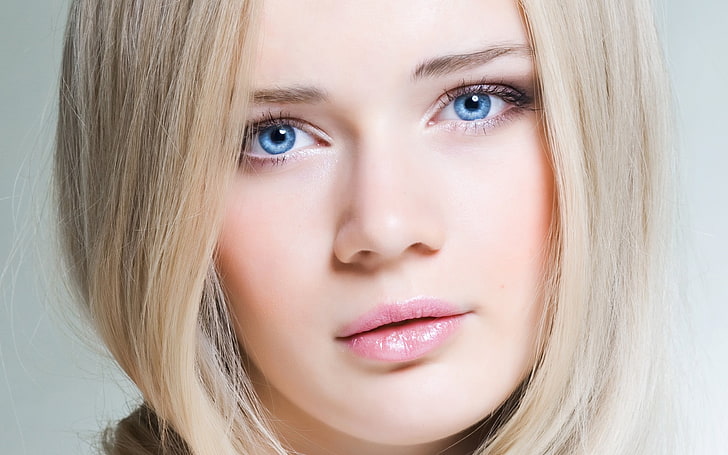 ลิปสติกสีชมพูของผู้หญิงสีบลอนด์ใบหน้าดวงตาสีฟ้าสีชมพูอ่อนพื้นหลังเรียบง่ายนางแบบ, วอลล์เปเปอร์ HD