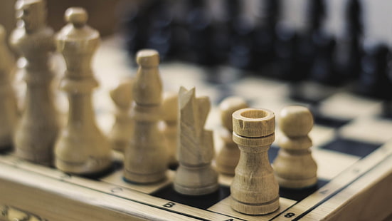 conjunto de tabuleiro de xadrez marrom e preto, fotografia de foco seletivo do tabuleiro de xadrez, xadrez, closeup, turva, HD papel de parede HD wallpaper
