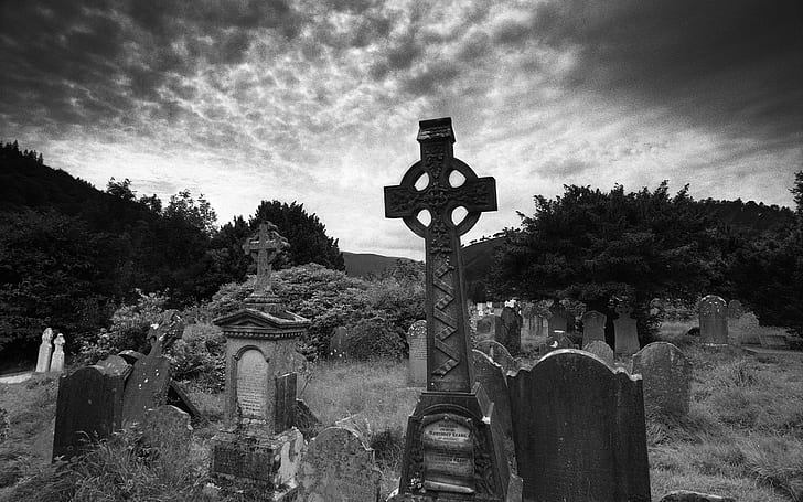 Glendalough, Co. Уиклоу, Ирландия, черно-бяло, гробище, облаци, Дъблин, зърнест, пейзаж, манастир, Никон, nikoncoolscanived, фотография, сканиране, скенер, небе, надгробен камък, wicklow, HD тапет
