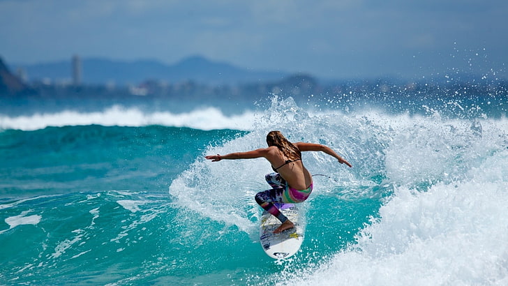 kadın ridding surfboard, dalgalar, sörf, bikini, kadınlar, HD masaüstü duvar kağıdı