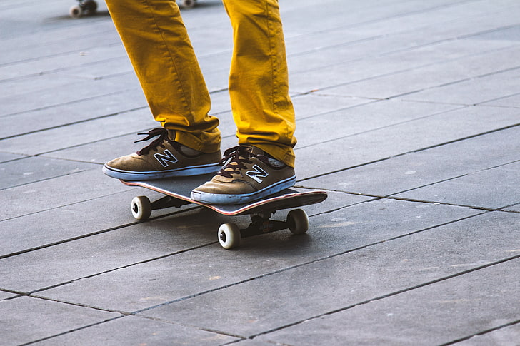 черно-коричневый деревянный скейтборд, скейтборд, кроссовки, ножки, HD обои
