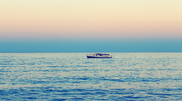 barca bianca e blu sul corpo idrico, mare, barca, nave, veliero, Sfondo HD