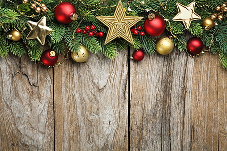 ديكور عيد الميلاد باللون الأخضر والأحمر والذهبي ، والنجوم ، والديكور ، والفروع ، والكرات ، والشجرة ، والسنة الجديدة ، والكريسماس ، والخشب ، ومرح، خلفية HD HD wallpaper