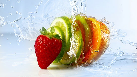 skiva citrusfrukter och jordgubbar med stänk av vatten, jordgubbe, lime, apelsin, kiwi, 8k, HD tapet HD wallpaper