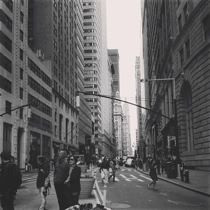 Photographie en niveaux de gris de la route entre les bâtiments, New York City, ville, monochrome, paysage urbain, Fond d'écran HD