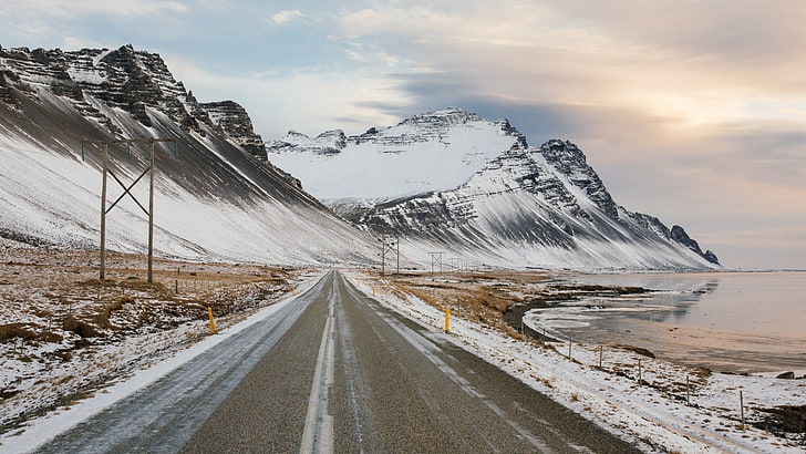 route brune près d'un plan d'eau et d'une montagne couverte de neige blanche pendant la journée, nature, paysage, montagnes, hiver, neige, pic enneigé, route, nuages, lac, Islande, poteau électrique, Reykjavik, Fond d'écran HD