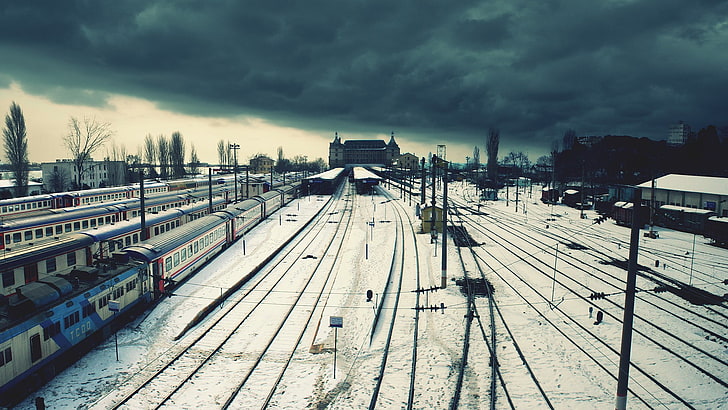 серые железнодорожные пути, город, вокзал, железная дорога, снег, поезд, Стамбул, Турция, зима, железнодорожный двор, фотография, локомотив, облака, линии электропередач, вокзал Хайдарпаша, HD обои
