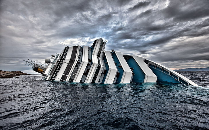 бело-синий круизный лайнер, Costa Concordia, катастрофа, крушение, корабль, круизный лайнер, море, облака, тонущие корабли, HD обои