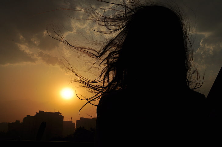 silhuett av kvinna, himlen, flickan, landskapet, solnedgången, vinden, håret, HD tapet