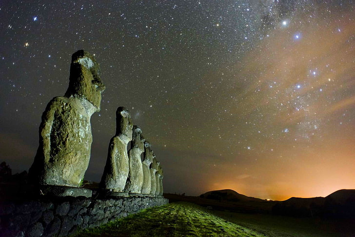 brown statues wallpaper, night, universe, Easter Island, monuments, Chile, statue, Moai, enigma, starry night, hills, nature, landscape, HD wallpaper