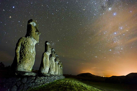 brązowe posągi tapeta, noc, wszechświat, Wyspa Wielkanocna, zabytki, Chile, posąg, Moai, enigma, gwiaździsta noc, wzgórza, natura, krajobraz, Tapety HD HD wallpaper