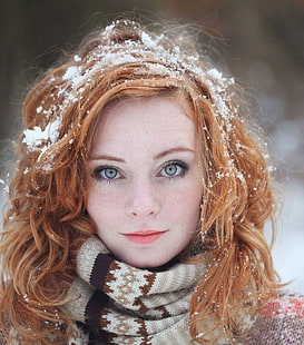 ruda, zielone oczy, blady, śnieg, zbliżenie, szalik, kobiety, szare oczy, twarz, Freyja Vanden Broucke, modelka, niebieskie oczy, piegi, kobiety na zewnątrz, uśmiechnięta, długie włosy, portret, Tapety HD HD wallpaper