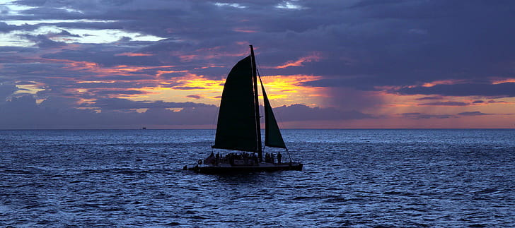 silhouette de bateau sur le plan d'eau pendant le coucher du soleil, coucher de soleil, navigation, silhouette, plan d'eau, bateau à voile, Waikiki Beach, HNL, HI, Honolulu Hawaii, nuage sombre, nuageux, mer, voilier, bateau nautique, été, vacances, ciel, voyage, eau, voile, yacht, nature, Fond d'écran HD