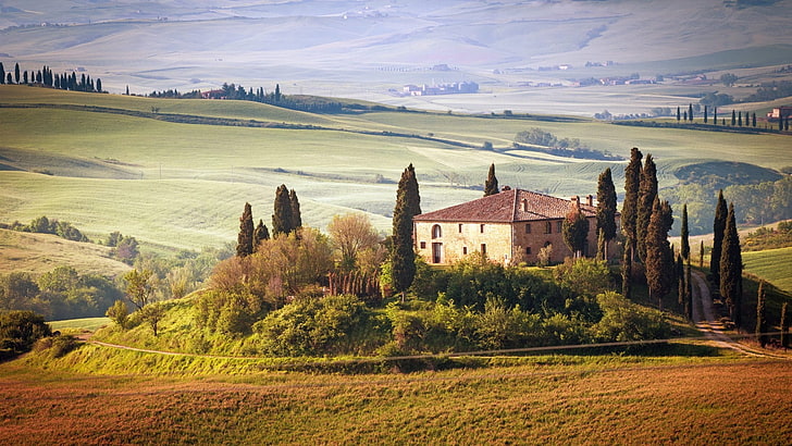 maison en béton entourée d'arbres feuillus verts au sommet de la colline, Toscane, Italie, nature, paysage, maison, champ, Fond d'écran HD