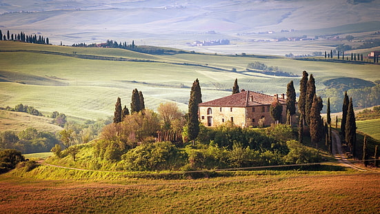 maison en béton entourée d'arbres feuillus verts au sommet de la colline, Toscane, Italie, nature, paysage, maison, champ, Fond d'écran HD HD wallpaper